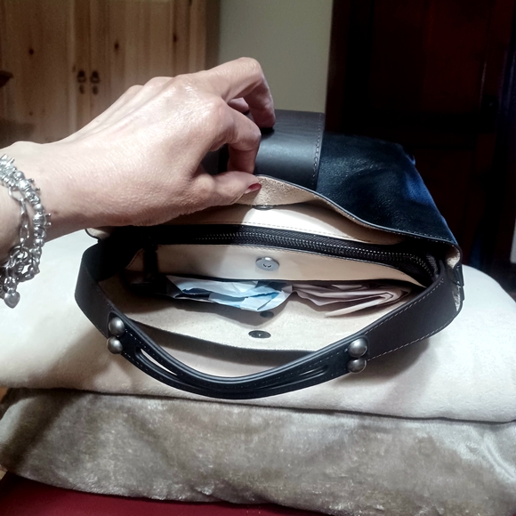 BLACK GENUINE LEATHER CROSSBODY BAG-(NWOT) - Picture 5 of 11